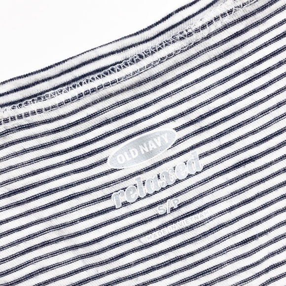 Old Navy white/black striped V neck relaxed tshirt - Picture 4 of 6